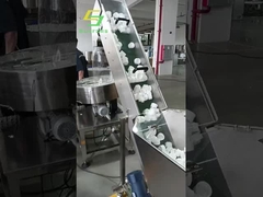 洗濯用洗浄剤のキャップを組む機械