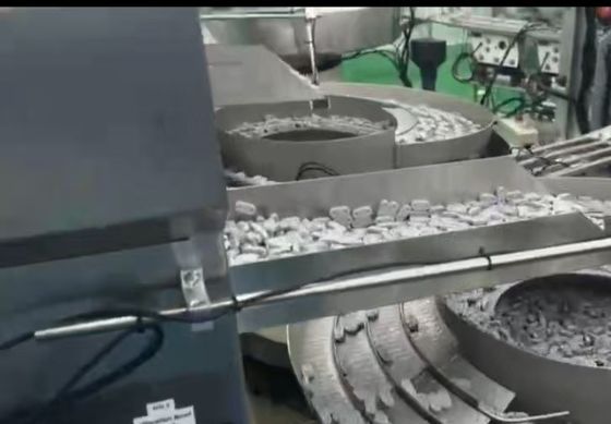 完全に自動化されたユーロキャップ組立機械 IV インフュージョンバッグとボトル 安定した性能 医薬品パッケージング