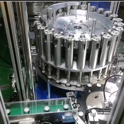 ボトルキャップ製造におけるガスケットの精密な詰め付けのための高速キャップ内膜機