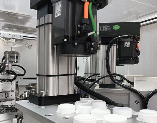 良い価格 製薬と医療のための乾燥剤キャップ組立機械 合格製品と非合格製品の分離出口 オンライン