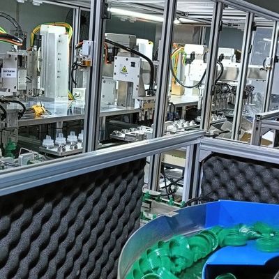 良い価格 洗濯洗浄剤キャップの組立マシン 2つのサイズの製品の同時組立のために オンライン
