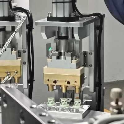 安定した走行速度と高い組立精度 乾燥キャップ シリコンジェル 充填シールキャップ 組立マシン サーボモーターとインデックスドライブ