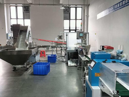 ねじ締め機と包装機が接続され、生産ライン全体を構成しています。