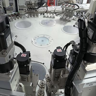 良い価格 顧客満足度を最大化するための高度な柔軟性を持つ非標準的なカスタマイズされた自動ミルクキャップ組立機械 オンライン